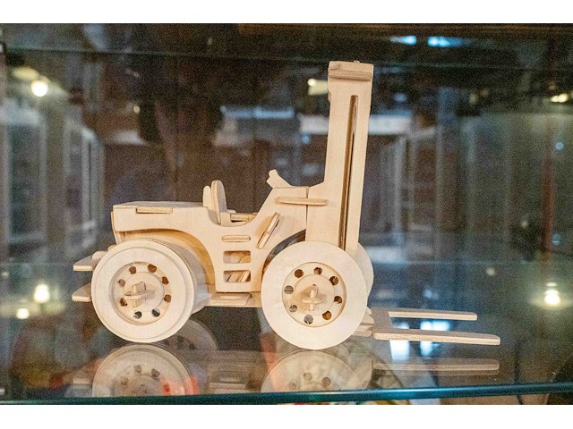 Glazen kast 3_3 houten auto's - afbeelding 7 van  7