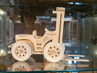 Glazen kast 3_3 houten auto's - afbeelding 7 van  7