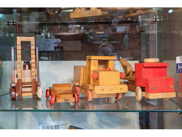 Glazen kast 3_4 houten auto's - afbeelding 1 van  8