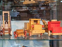 Glazen kast 3_4 houten auto's - afbeelding 1 van  8