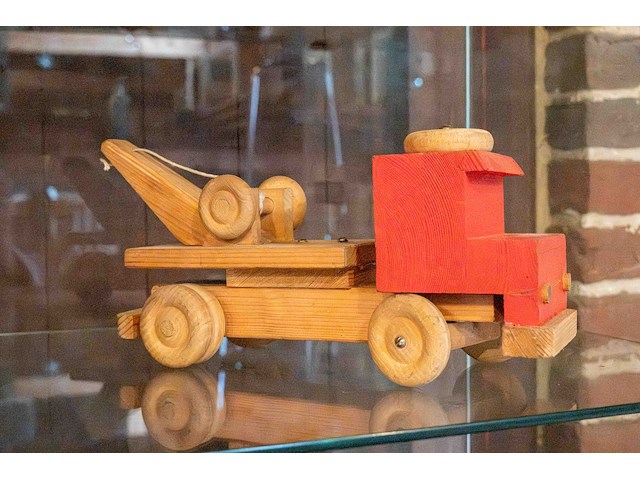 Glazen kast 3_4 houten auto's - afbeelding 2 van  8