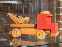 Glazen kast 3_4 houten auto's - afbeelding 2 van  8