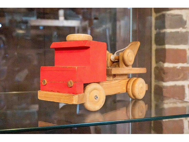 Glazen kast 3_4 houten auto's - afbeelding 3 van  8