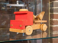 Glazen kast 3_4 houten auto's - afbeelding 3 van  8