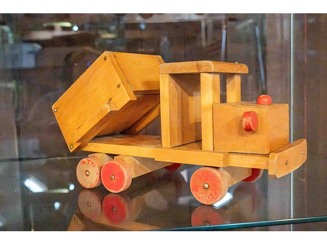 Glazen kast 3_4 houten auto's - afbeelding 4 van  8