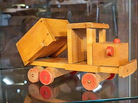 Glazen kast 3_4 houten auto's - afbeelding 4 van  8