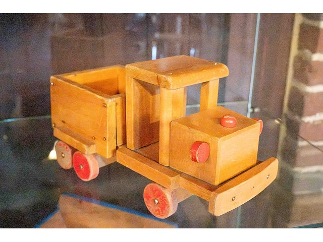 Glazen kast 3_4 houten auto's - afbeelding 5 van  8