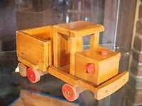 Glazen kast 3_4 houten auto's - afbeelding 5 van  8