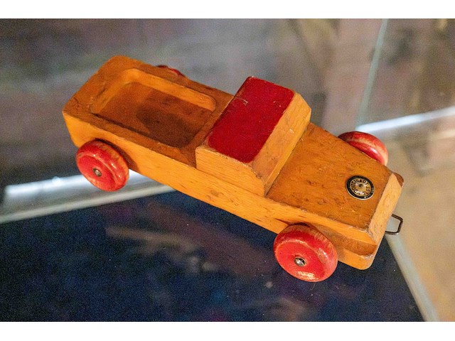 Glazen kast 3_4 houten auto's - afbeelding 6 van  8