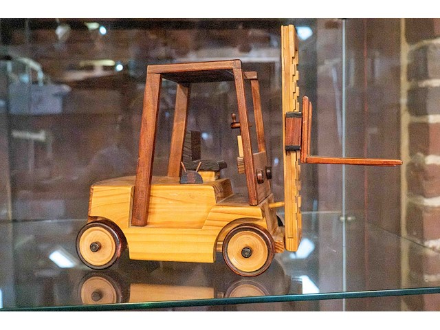 Glazen kast 3_4 houten auto's - afbeelding 7 van  8