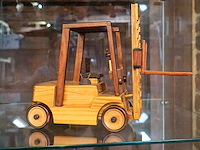 Glazen kast 3_4 houten auto's - afbeelding 7 van  8