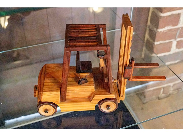 Glazen kast 3_4 houten auto's - afbeelding 8 van  8