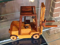 Glazen kast 3_4 houten auto's - afbeelding 8 van  8