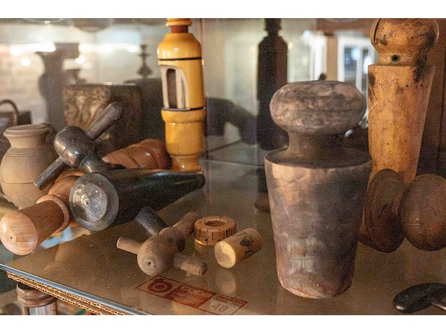 Glazen kast 3_flesopeners e.a. - afbeelding 2 van  4