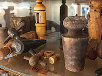 Glazen kast 3_flesopeners e.a. - afbeelding 2 van  4