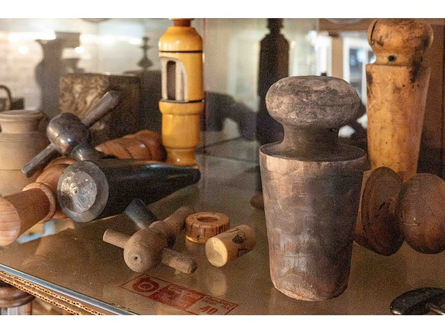 Glazen kast 3_flesopeners e.a. - afbeelding 3 van  4