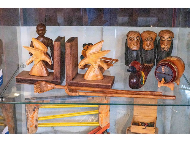 Glazen kast 3_houten boekenhouder e.a. - afbeelding 1 van  8