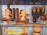 Glazen kast 3_houten boekenhouder e.a. - afbeelding 1 van  8