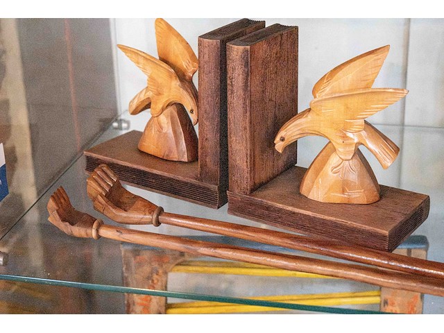 Glazen kast 3_houten boekenhouder e.a. - afbeelding 7 van  8