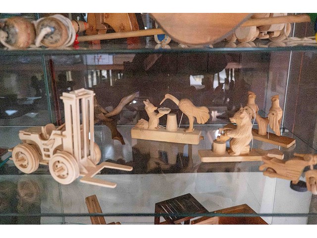 Glazen kast 3_houten figuren - afbeelding 1 van  7