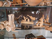 Glazen kast 3_houten figuren - afbeelding 1 van  7