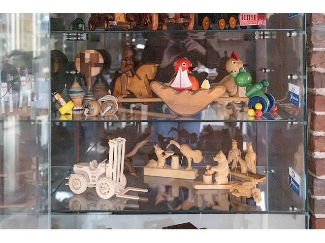 Glazen kast 3_houten figuren - afbeelding 2 van  7