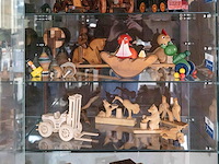 Glazen kast 3_houten figuren - afbeelding 2 van  7