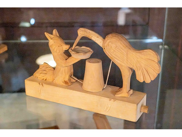 Glazen kast 3_houten figuren - afbeelding 3 van  7