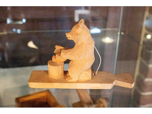 Glazen kast 3_houten figuren - afbeelding 4 van  7