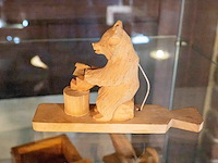 Glazen kast 3_houten figuren - afbeelding 4 van  7