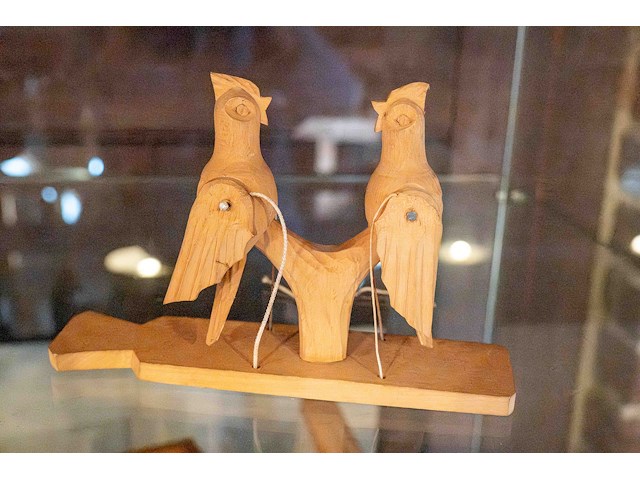 Glazen kast 3_houten figuren - afbeelding 5 van  7