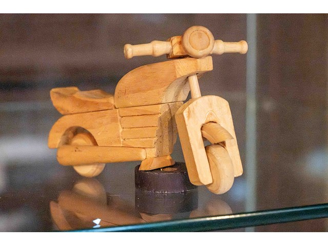 Glazen kast 3_houten figuren - afbeelding 6 van  7