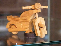 Glazen kast 3_houten figuren - afbeelding 6 van  7