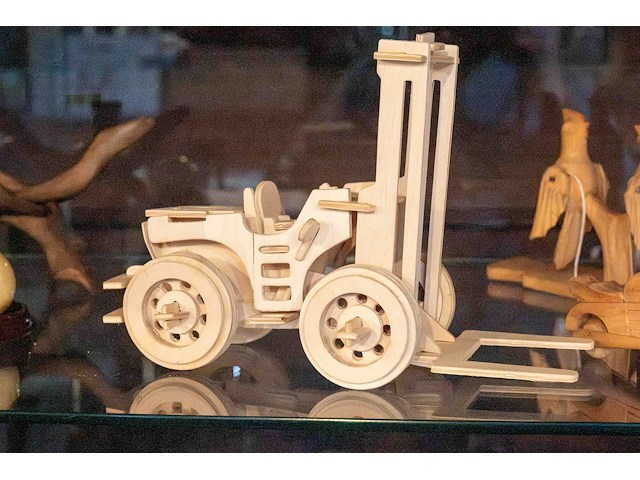 Glazen kast 3_houten figuren - afbeelding 7 van  7