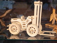 Glazen kast 3_houten figuren - afbeelding 7 van  7