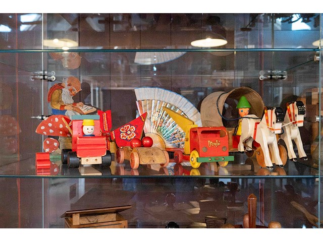 Glazen kast 3_houten speelgoed - afbeelding 1 van  9