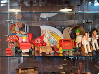 Glazen kast 3_houten speelgoed - afbeelding 1 van  9