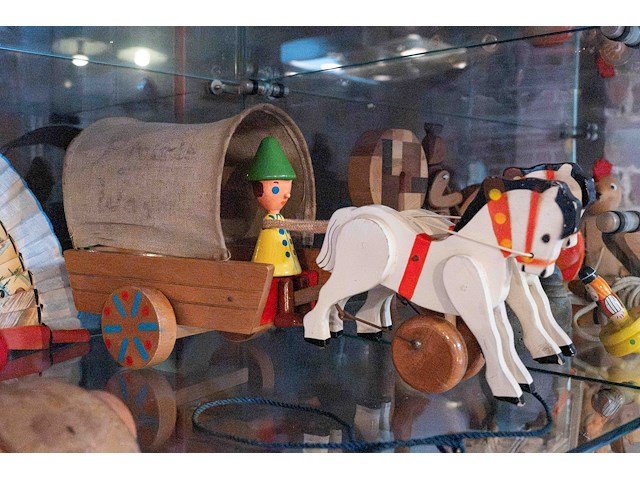 Glazen kast 3_houten speelgoed - afbeelding 2 van  9