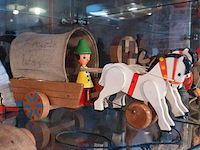 Glazen kast 3_houten speelgoed - afbeelding 2 van  9