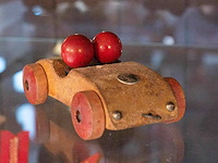 Glazen kast 3_houten speelgoed - afbeelding 3 van  9