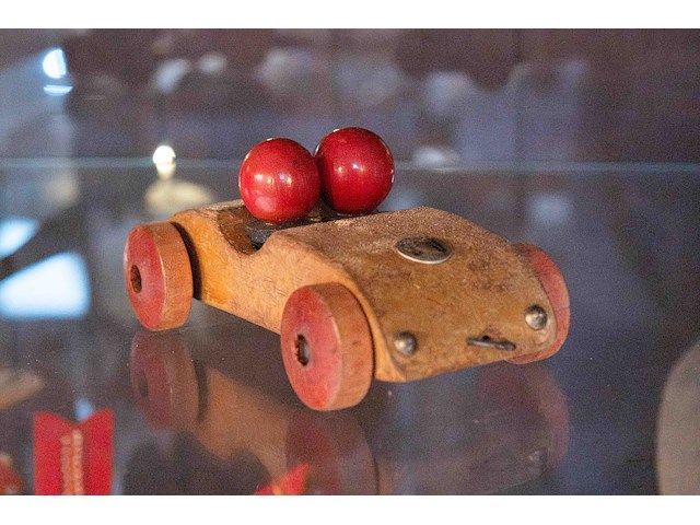 Glazen kast 3_houten speelgoed - afbeelding 4 van  9