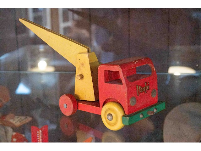 Glazen kast 3_houten speelgoed - afbeelding 5 van  9