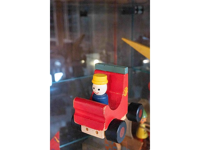 Glazen kast 3_houten speelgoed - afbeelding 6 van  9