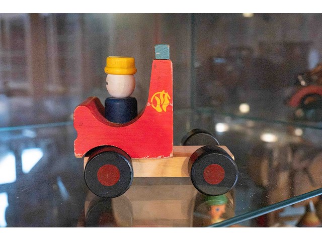 Glazen kast 3_houten speelgoed - afbeelding 7 van  9