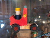 Glazen kast 3_houten speelgoed - afbeelding 7 van  9