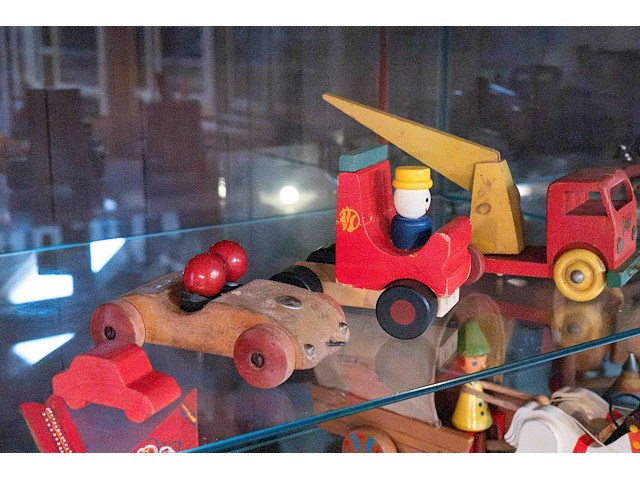 Glazen kast 3_houten speelgoed - afbeelding 8 van  9