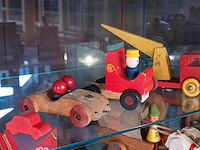 Glazen kast 3_houten speelgoed - afbeelding 8 van  9