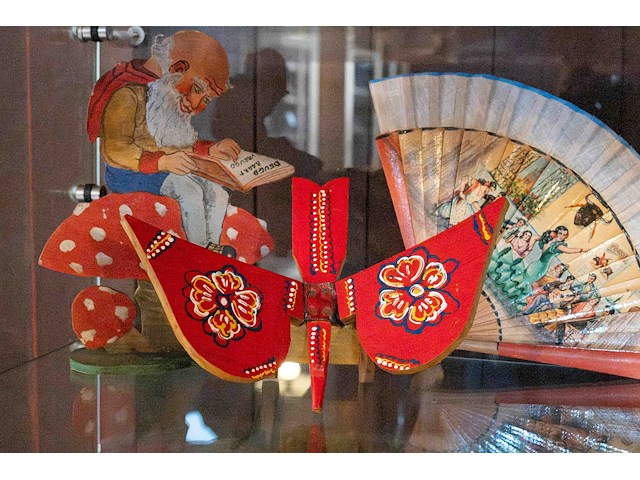 Glazen kast 3_houten speelgoed - afbeelding 9 van  9