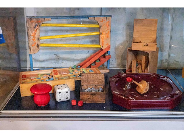 Glazen kast 3_houten speelgoed - afbeelding 1 van  6