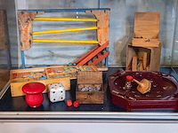 Glazen kast 3_houten speelgoed - afbeelding 1 van  6